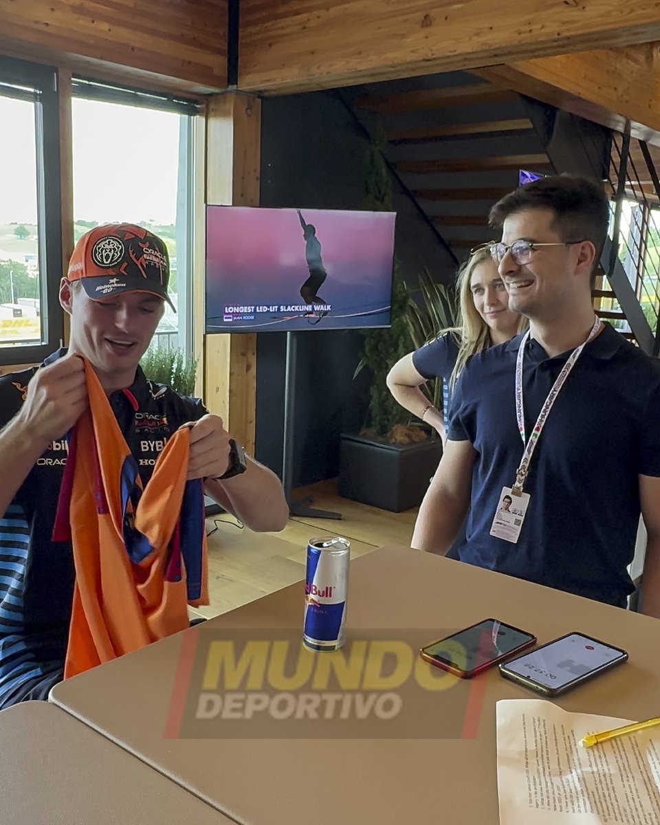 BarcaUniversal's tweet photo. Three-time Formula 1 World champion Max Verstappen was given a retro Barça shirt: "How beautiful. Yes, I know this shirt. It is the shirt Koeman scored the 1992 Champions League final goal with." https://t.co/CZCboAIBWx