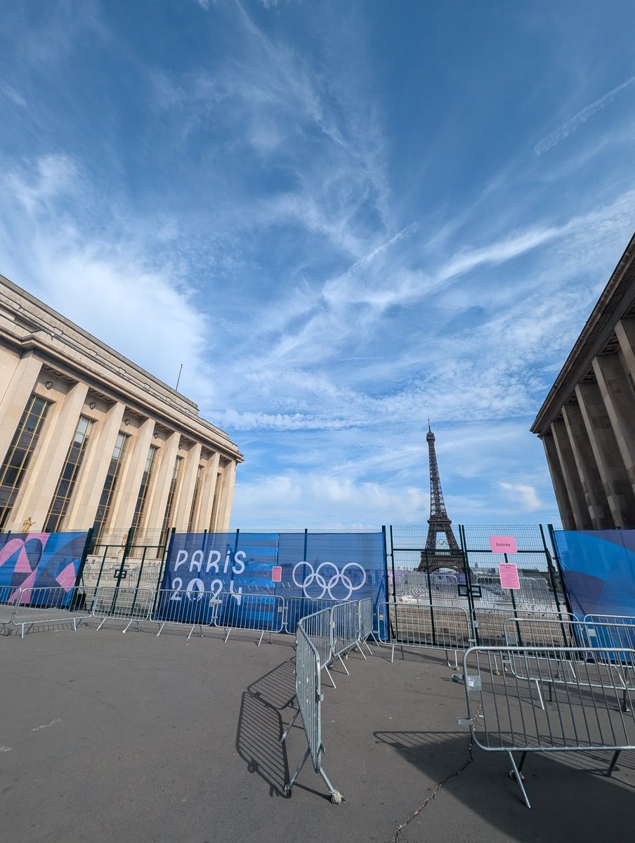 AlbinRey26's tweet photo. Paris complètement évacué, complément vide dans les zones du #PassJeux. Ici au Trocadéro et sur l'île de la Cité près de la Cour d'appel de Paris. De nombreux touristes déçus de ne pas pouvoir accéder à de nombreuses places emblématiques de la capitale. #JO2024PARIS https://t.co/tJf8jmOhM7