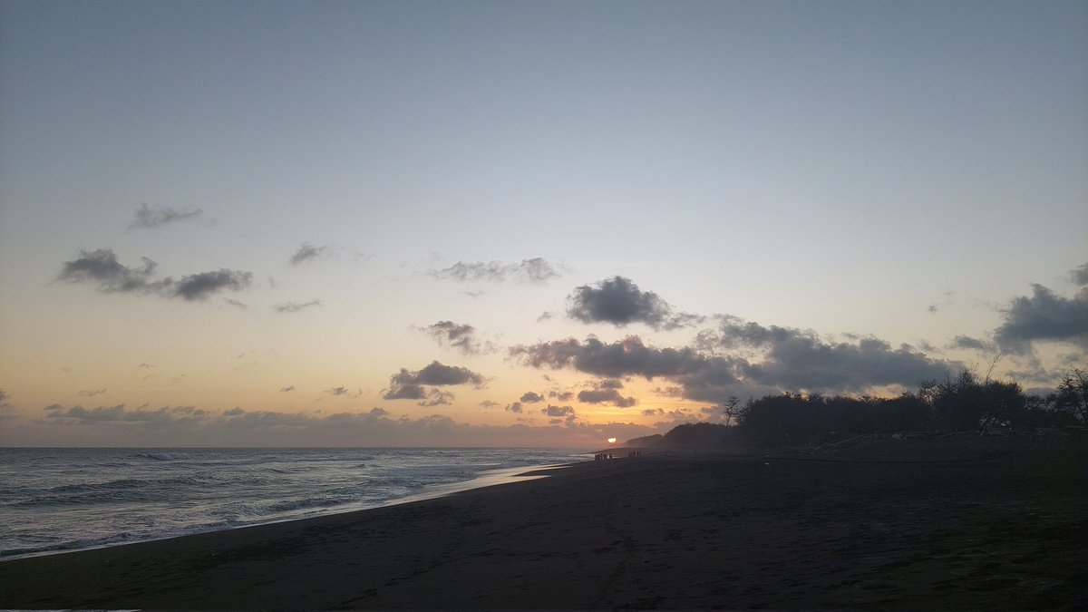 Ternyata ke pantai sendirian isn't that bad. Or, that's actually fun
(-) isinya orang pacaran aja