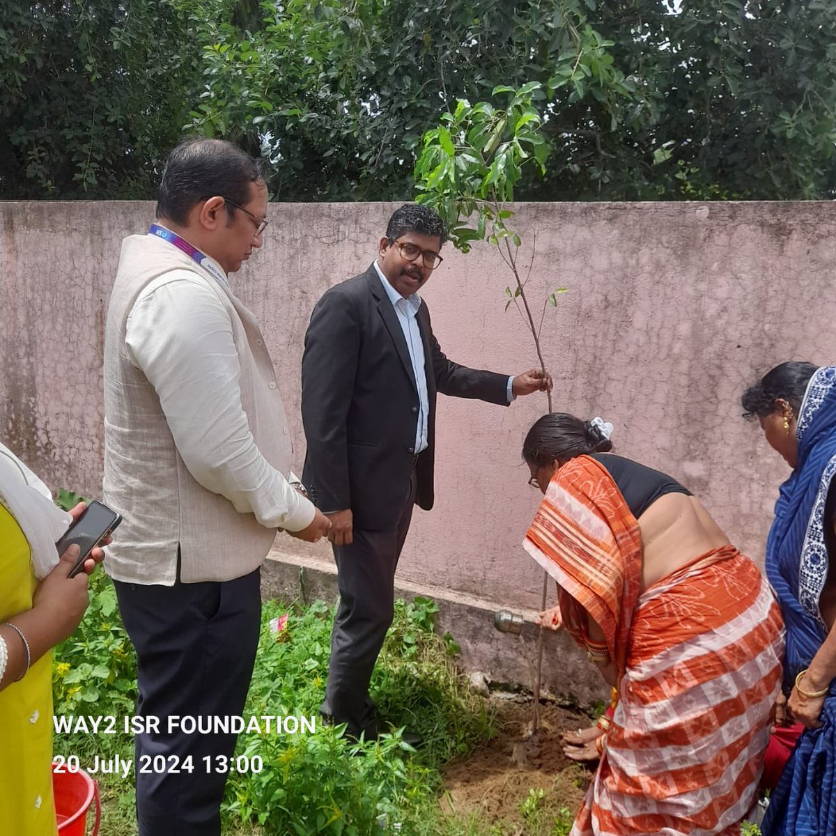 DK_Rise4Green's tweet image. Thnak You Team @TheOfficialSBI @CGMSBIBhu spreading #DigitalEducation, building infrastructure with #SmartClassrooms associating with #ISRFoundation. Gratitude to DGM #ShaileshSinha and RM #RBOParadeep @DebasishRath dedicating the AmaAnaganwadi center to community today #ISRWAY