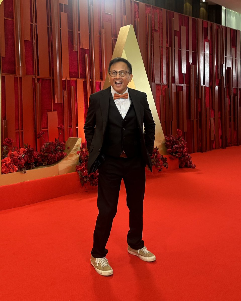 sofrodelas's tweet photo. @gmanews Kapuso journalist Howie Severino graces the red carpet of #GMAGala2024 | @gmanews https://t.co/Kxqr6uTIbv