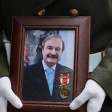 fatiheryilmaz0's tweet photo. (E) Oramiral Kemal Kayacan Kıbrıs Harekatı sırasında Deniz Kuvvetleri Komutanıydı. 1992 yılında DEV-SOL tarafından şehit edildi.

Muzaffer Tekin 1974 yılında Kıbrıs Barış Harekatı’na Komando Teğmen olarak katıldı. Kıbrıs'ta gösterdiği üstün başarılardan dolayı bir tepeye ona atfen ‘Zafer Tepe' adı verildi ve üstün cesaret ve feragat altın madalyası ile ödüllendirildi. TSK’da  ‘şövalye subay' diye bir tanım olsa o Muzaffer Tekin olurdu.

FETÖ’cü hainlerin kumpasları ile 5 yıl hapiste kaldı. Kanser oldu ve tedavi görürken hayatını kaybetti.

TÜRK MİLLETİ 

Bu kahraman evlatlarını sen unuttun. Ancak düşman onların Türk’e, sana olan hizmetlerini unutmadı. Gavur içimizdeki hizmetkârları vasıtasıyla bu kahramanlarını yok etti. Senin için öldüler…

TÜRK MİLLETİ UYUMA, UNUTMA

Ülkenizin aslanlarını öldürmeyin. ( Öldürtmeyin) Düşmanlarınızın köpeklerine yem olursunuz

Kendi Askerine İyi Bakmayanlar, Gelecekte Başka Milletin Askerlerine Bakarlar..