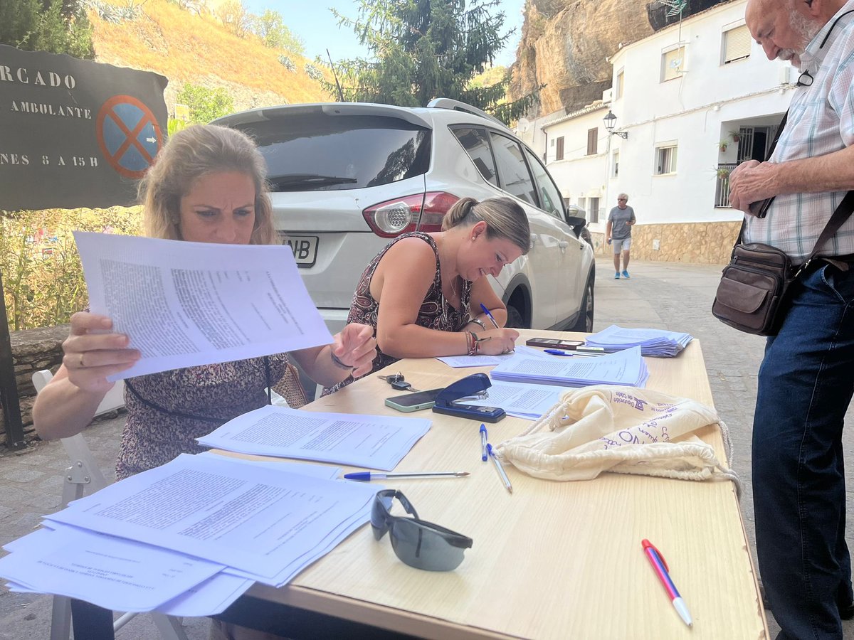 Ayer viernes, en el Mercadillo, pidiendo la colaboración de todos los vecinos y turistas de Setenil para mostrar su DESACUERDO al proyecto de subestación DANAE y LÍNEA DE ALTA TENSIÓN de 220KW.

<a href="/AndaluciaJunta/">Junta de Andalucía</a> <a href="/CadizJunta/">Cádiz Junta</a>