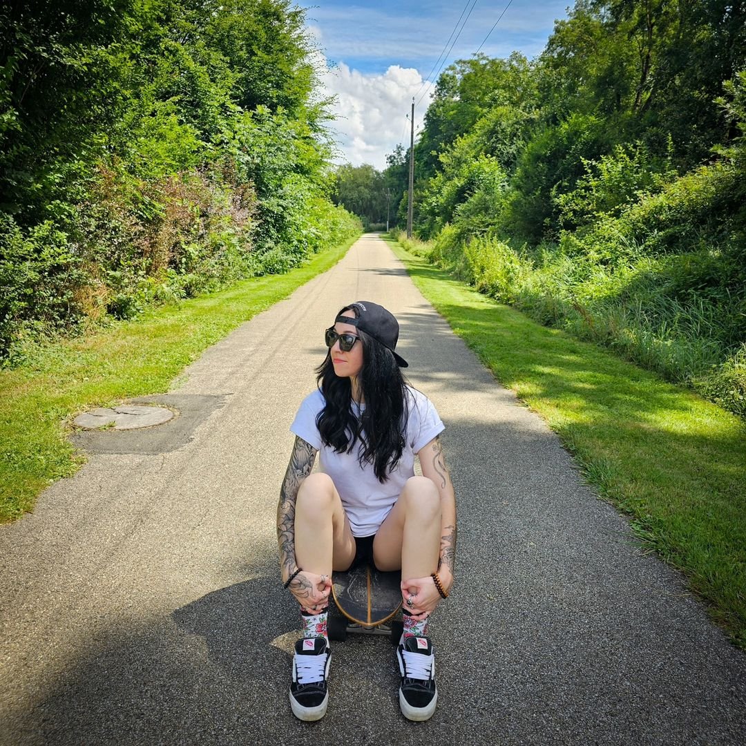🛹 Summer Skate Vibes 🛹

There is almost nothing better than skating around with a fresh breeze to keep you cool ☀️💨 

A casual skate look like this one from @rvl.laura (Instagram), with Vans on her feet, plus American Socks and an Architects Cap on top – ready to roll! 🤙