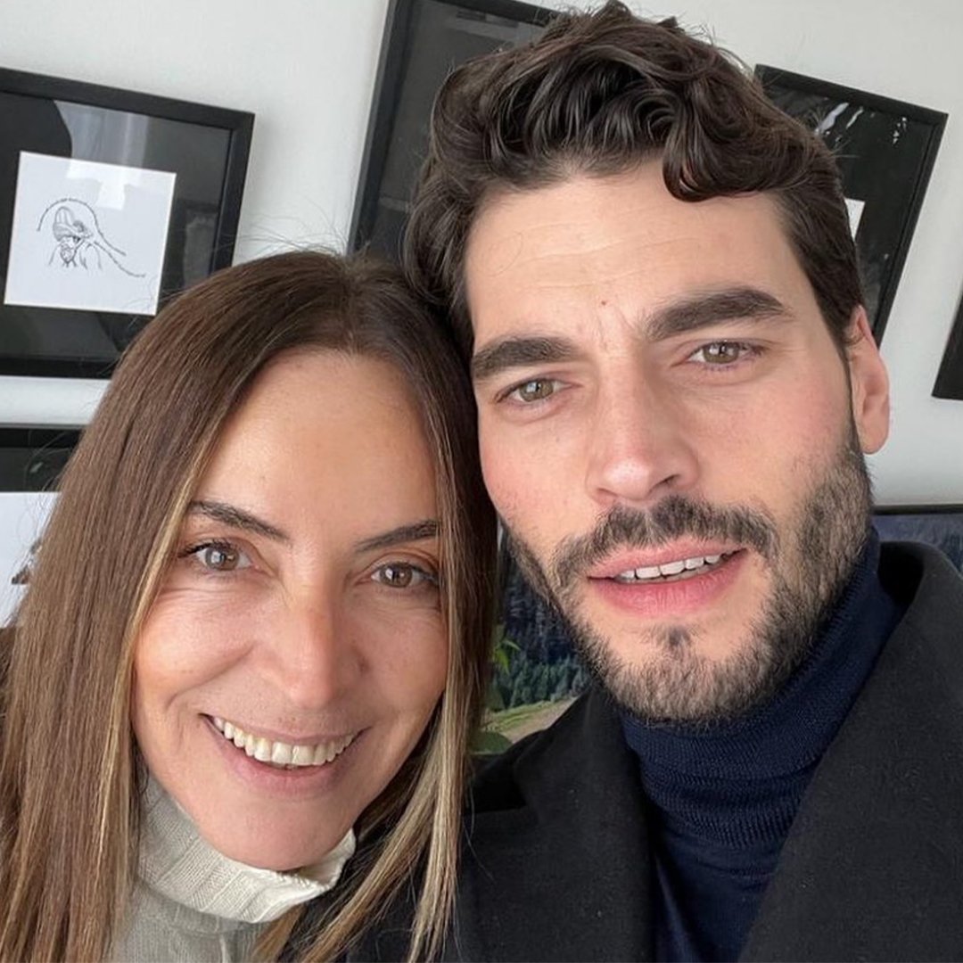 huyde12's tweet photo. Akın Akınözü'nün kendisi gibi oyuncu annesi Özlem Akınözü, uzun süredir mücadele ettiği kanser hastalığına yenik düşerek hayatını kaybetti. https://t.co/8calaDbLrW