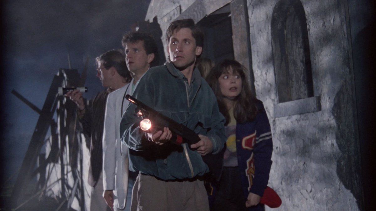 GrandeHanterie's tweet photo. Quand #DemonWind sort en 1990, le film a déjà des années de retard sur le genre. Ce sous Evil-Dead mal dégrossi multiplie les tropes nanardesques entre deux gloumoutes dégueulasses et tentatives d'acting embarrassantes. Pourtant, il accuse 2-3 fulgurances et un mood bien à lui😈 https://t.co/jg6FFXf9ky