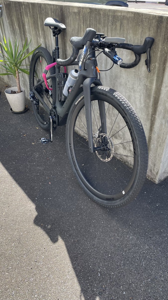 BABergamoSCreo's tweet photo. 髪切り〜(アイウェアの)定期検診。その後、某公園に行って茫っとしてたら、ふと思い立って飯喰いに行こうかとw。

暑いので、Giro Rumble VRを引っ張り出して来ましたw。

#Specialized
#CREO
#GIRO
#RUMBLEVR https://t.co/faGp4iX9U6