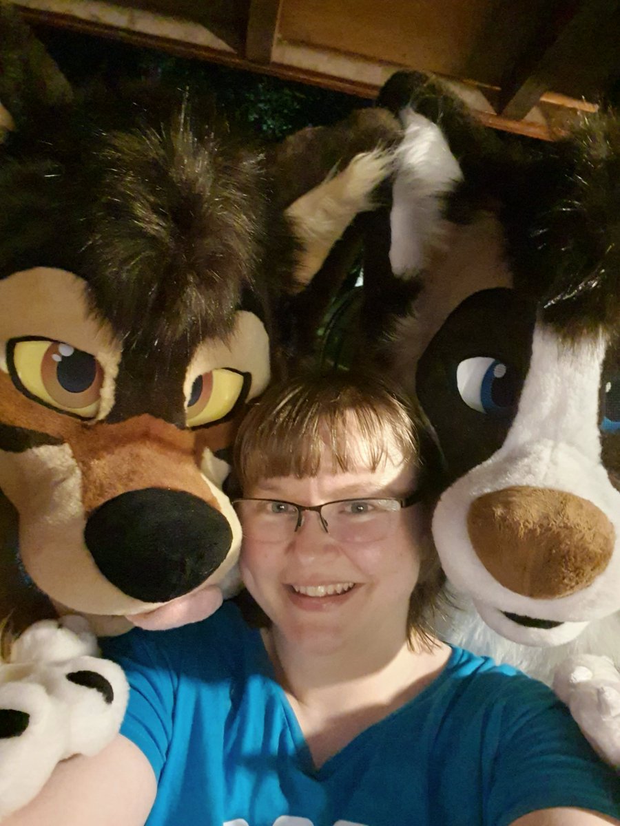 First day was a succes! Pool and jacuzzi, drinks, fursuit unboxing and critters running around ❤️ #critterweekend