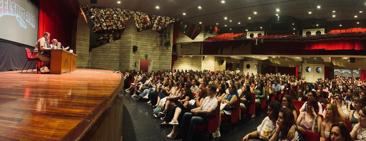 festivalcelsius's tweet photo. Hadas, muchas hadas, algún gato y hasta una cola (entre otras cosas) en el primer encuentro con la maravillosa Holly Black en el #celsius2024 https://t.co/cMPIdx931r