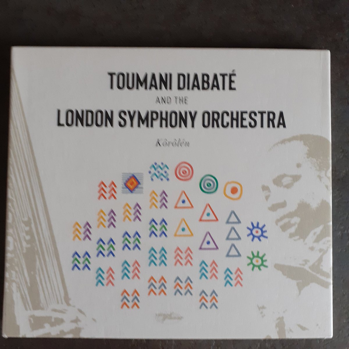 Hier, un immense artiste s'en est allé à 58 ans. Le virtuose malien Toumani Diabaté a popularisé dans le monde entier la kora, cet instrument traditionnel à cordes d'Afrique de l'ouest dont la musicalité rappelle étrangement la harpe celtique. #afrique #arts #musique