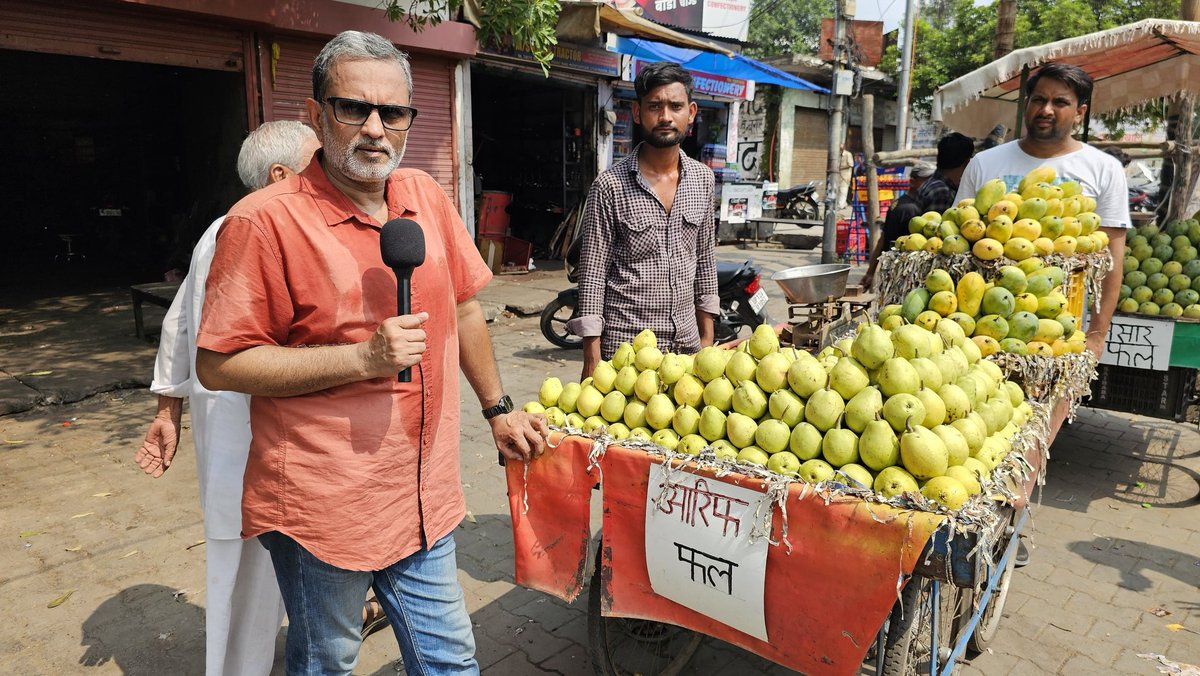 ajitanjum's tweet photo. मुजफ्फरनगर में आरिफ और निसार के ठेले से आम खरीदकर स्वाद चेक किया कि कहीं इसमें मुस्लिम होने की बू आती है क्या ? 
क्या माहौल बना दिया है देश में ? https://t.co/XhisPA5Lpd
