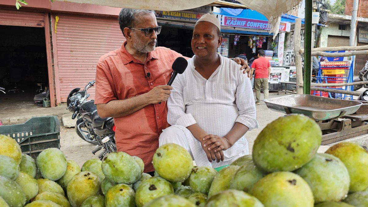 ajitanjum's tweet photo. मुजफ्फरनगर में आरिफ और निसार के ठेले से आम खरीदकर स्वाद चेक किया कि कहीं इसमें मुस्लिम होने की बू आती है क्या ? 
क्या माहौल बना दिया है देश में ? https://t.co/XhisPA5Lpd