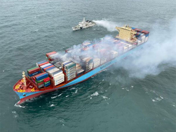 ani_digital's tweet photo. Indian Coast Guard continues firefighting ops on merchant vessel Maersk Frankfurt off Karwar coast
Read @ANI Story | https://t.co/VnDWZ3YXaY
#IndianCoastGuard #FirefightingOperation https://t.co/ewmjOJucvo