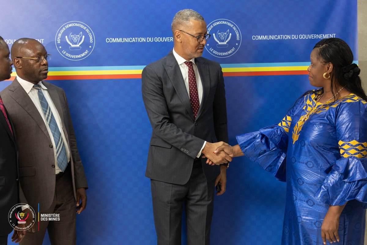 MinMinesRDC's tweet image. #RDC_MINES | 18.07.2024⏪
Le Ministre des Mines, SEM KIZITO PAKABOMBA a rencontré la délégation de KISENGE Manganèse pour discuter des défis de l'entreprise et des solutions possibles visant la relance de ses activités. 1/2

#CELLCOM