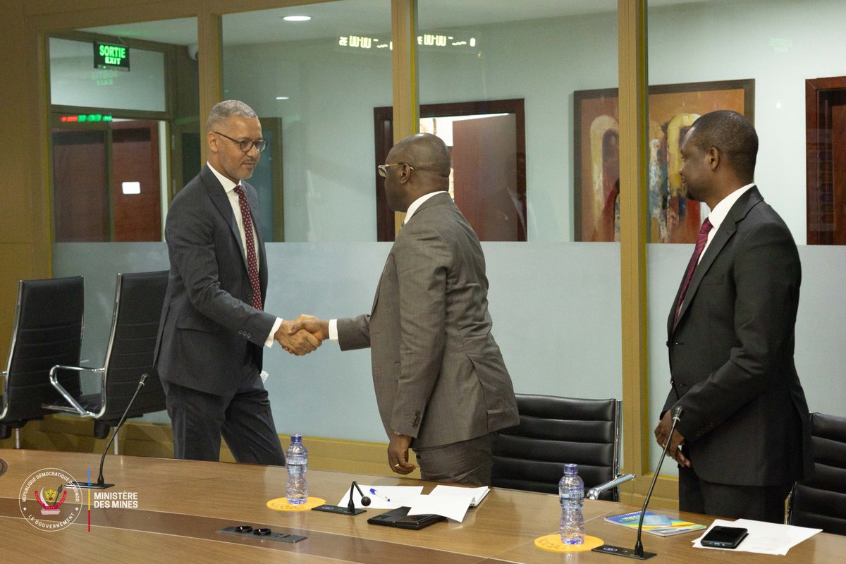 MinMinesRDC's tweet image. #RDC_MINES | 18.07.2024⏪
Le Ministre des Mines, SEM KIZITO PAKABOMBA a rencontré la délégation de KISENGE Manganèse pour discuter des défis de l'entreprise et des solutions possibles visant la relance de ses activités. 1/2

#CELLCOM