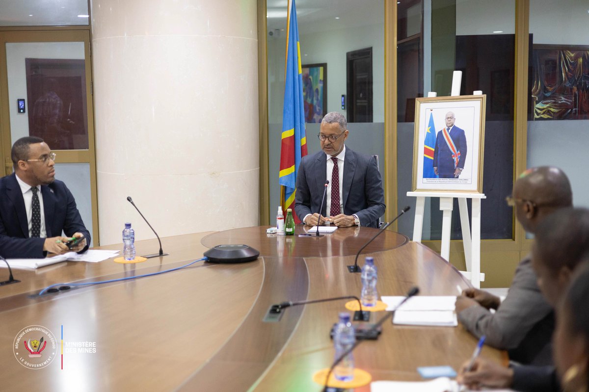 MinMinesRDC's tweet image. #RDC_MINES | 18.07.2024⏪
Le Ministre des Mines, SEM KIZITO PAKABOMBA a rencontré la délégation de KISENGE Manganèse pour discuter des défis de l'entreprise et des solutions possibles visant la relance de ses activités. 1/2

#CELLCOM