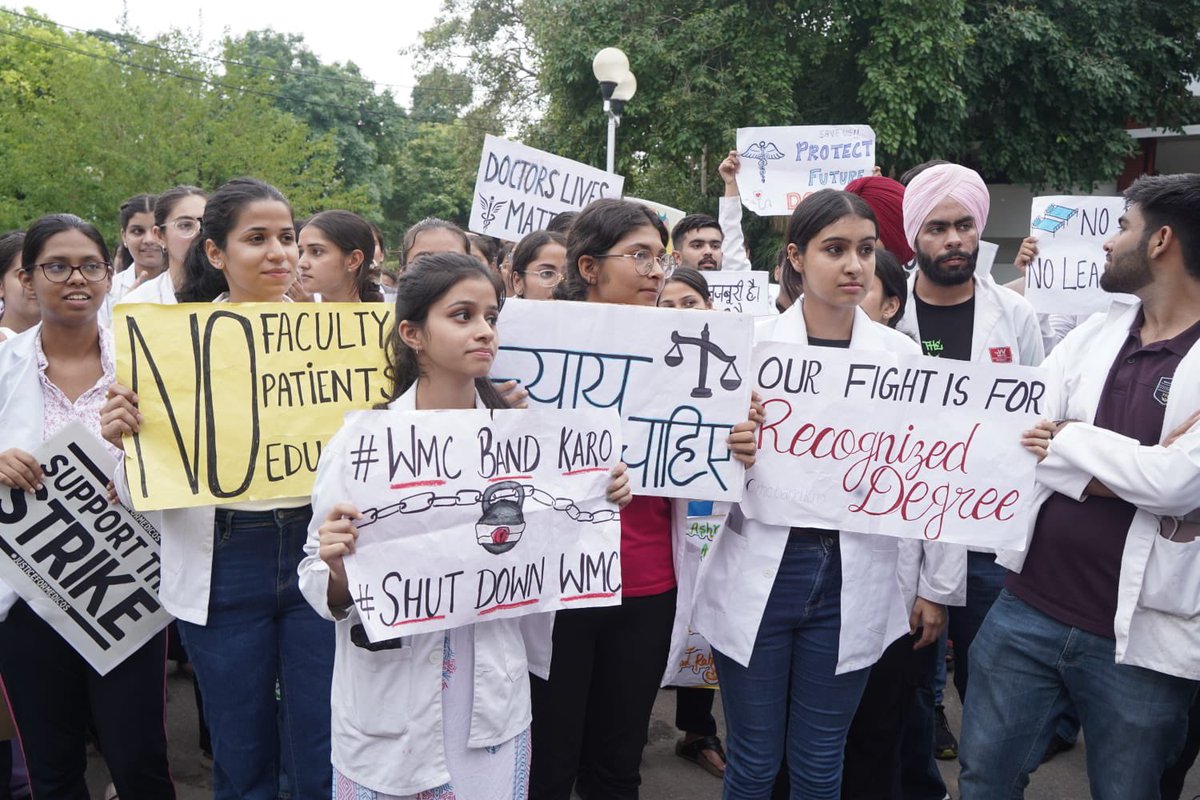 drishti_aneja's tweet photo. Students protest in the appeal to chief minister at MLA hostel Chandigarh to listen to our grievances we mbbs students are facing ‼️✊🏻✨#wewanteducation
 #saveourfuture
#wmcbandkaro
#wmckillingmedicoscareer https://t.co/f4T42u2yEv