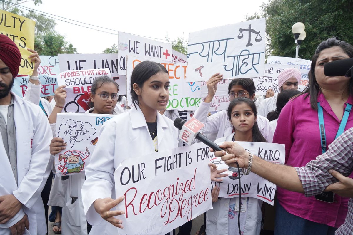 drishti_aneja's tweet photo. Students protest in the appeal to chief minister at MLA hostel Chandigarh to listen to our grievances we mbbs students are facing ‼️✊🏻✨#wewanteducation
 #saveourfuture
#wmcbandkaro
#wmckillingmedicoscareer https://t.co/f4T42u2yEv