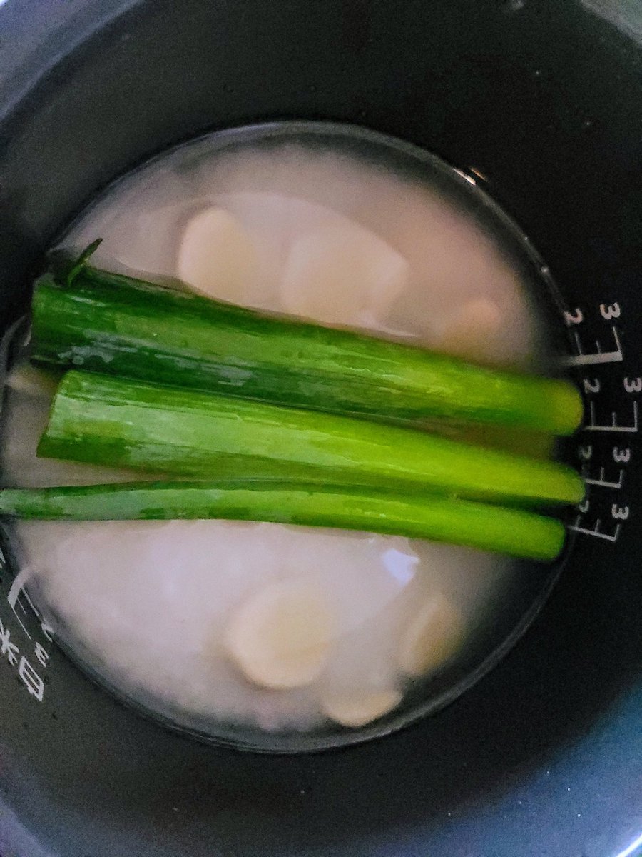 _you14_'s tweet photo. 炊飯器にお米をいれて鶏がらスープとサラダ油を少し、長ネギの青いとこと生姜を加えて、酒と塩で下味をつけた鶏もも肉をどん
暑くて火を使いたくない日にとてもいいです https://t.co/DneY71QTB5