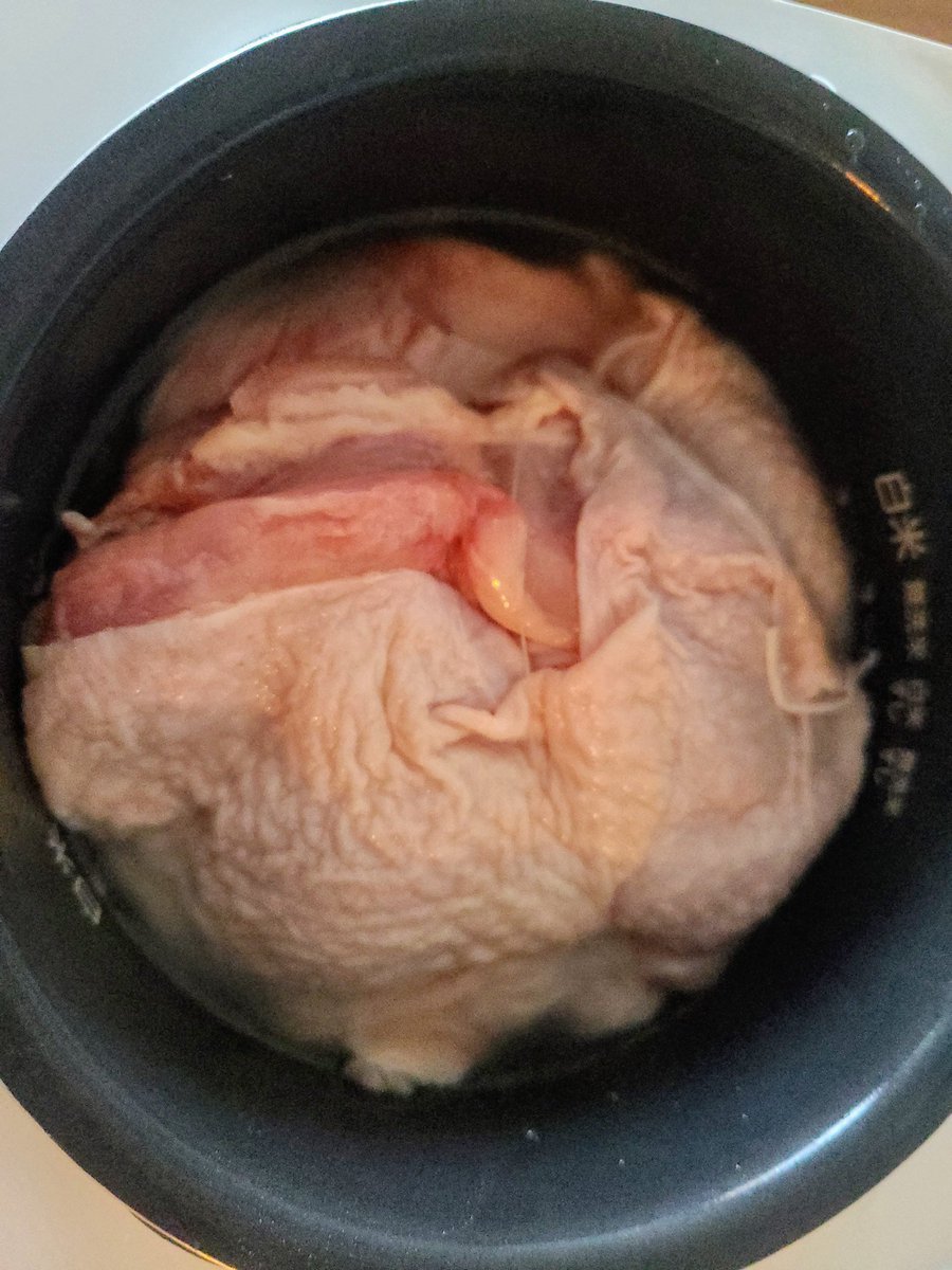 _you14_'s tweet photo. 炊飯器にお米をいれて鶏がらスープとサラダ油を少し、長ネギの青いとこと生姜を加えて、酒と塩で下味をつけた鶏もも肉をどん
暑くて火を使いたくない日にとてもいいです https://t.co/DneY71QTB5