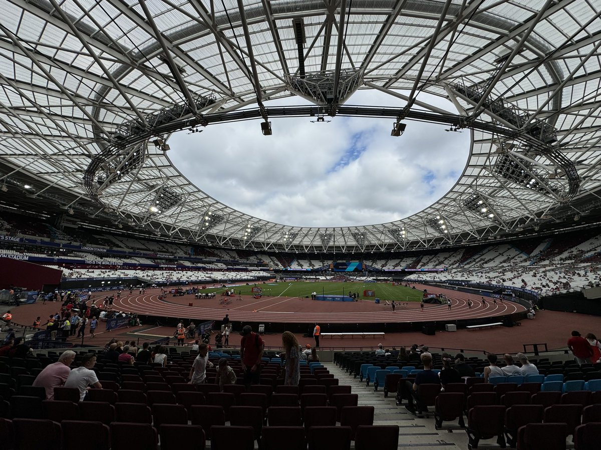 Some of the Camberley Athletics (<a href="/CamberleyAC/">Camberley&DistrictAC</a>) have arrived at #LondonStadium for the #DiamondLeague event. We are really looking forward to the commentary from <a href="/WightmanGeoff/">Geoff Wightman</a> and <a href="/Iwanrunner/">Iwan Thomas MBE</a> today