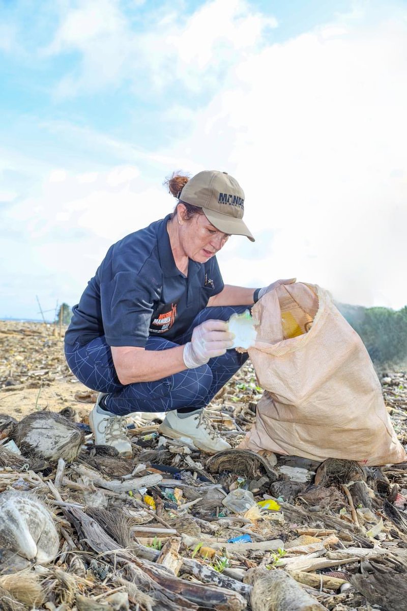 CleanOceanForc1's tweet photo. A great day as we celebrated Nelson #MandelaDay2024 with a 67 minutes beach cleanup in partnership with @SAHCom_Colombo and with the participation of many Foreign and diplomatic missions. We were honoured to have among many @LisaFCDO @UKinSriLanka @EU_in_Sri_Lanka https://t.co/NXJUI5F4yg
