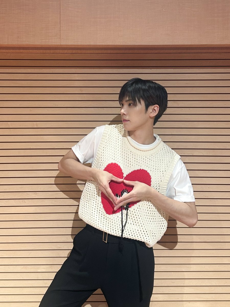 wonijin_ent's tweet photo. [📸]
240720 팬사인회 : 사운드웨이브

[Web 발신] 안녕하세요 라키입니다. 하모를 위해 하트를 만들게 되었습니다. 시간 괜찮으시면 잘생김 감상하고 가실래요? X : @p_rockyent

#라키 #ROCKY
#하모 #HAMO
#BLANK #JEALOUSY https://t.co/Q43CWjVxNZ