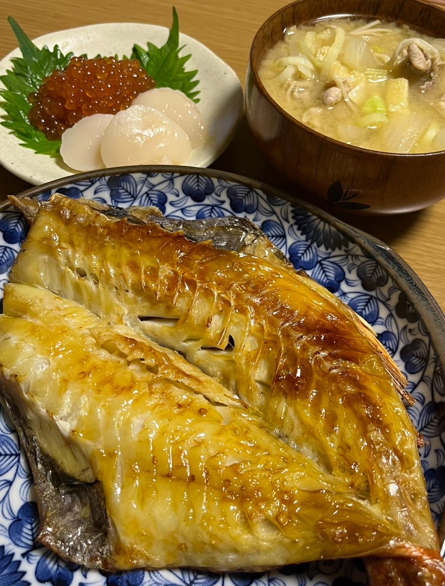 colorer171's tweet photo. ≧︎∪︎≦︎☪︎·̩͙ｺﾝﾊﾞﾝﾜ✫︎🌃

ドラゴンズ🐉は🥺負けほー凹
クワガタ🪤は蒸し暑さと…
蚊の大群に苦戦した😱

帰宅したら夕御飯🤗
今日…姉は昼間から友達と🍺
酔ってる姉の御飯は豪華だから
少し🤏嬉しいʬʬʬʬʬʬʬ

赤魚って魚らしい…
帆立にイクラ付き😋
いただきます✫︎◕︎‿◕︎ ✌︎ https://t.co/FoXW2JHQgZ