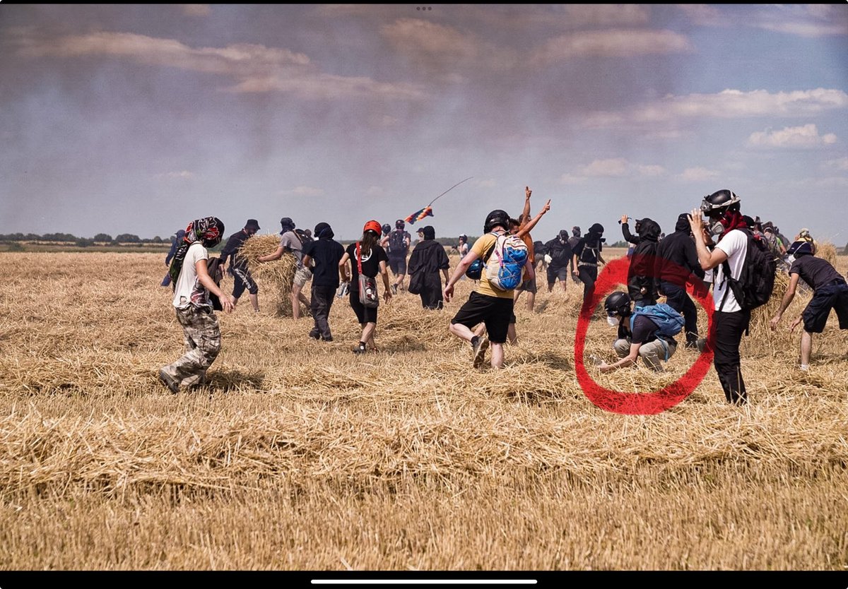 Puisque l'on vous dit que ce sont les Forces de l'Ordre qui mettent le feu ,soyez attentifs un peu et répétez après moi . " Ce sont les Forces de Police qui mettent le feu..." Voila c'est bien vous serez député un jour 🧐