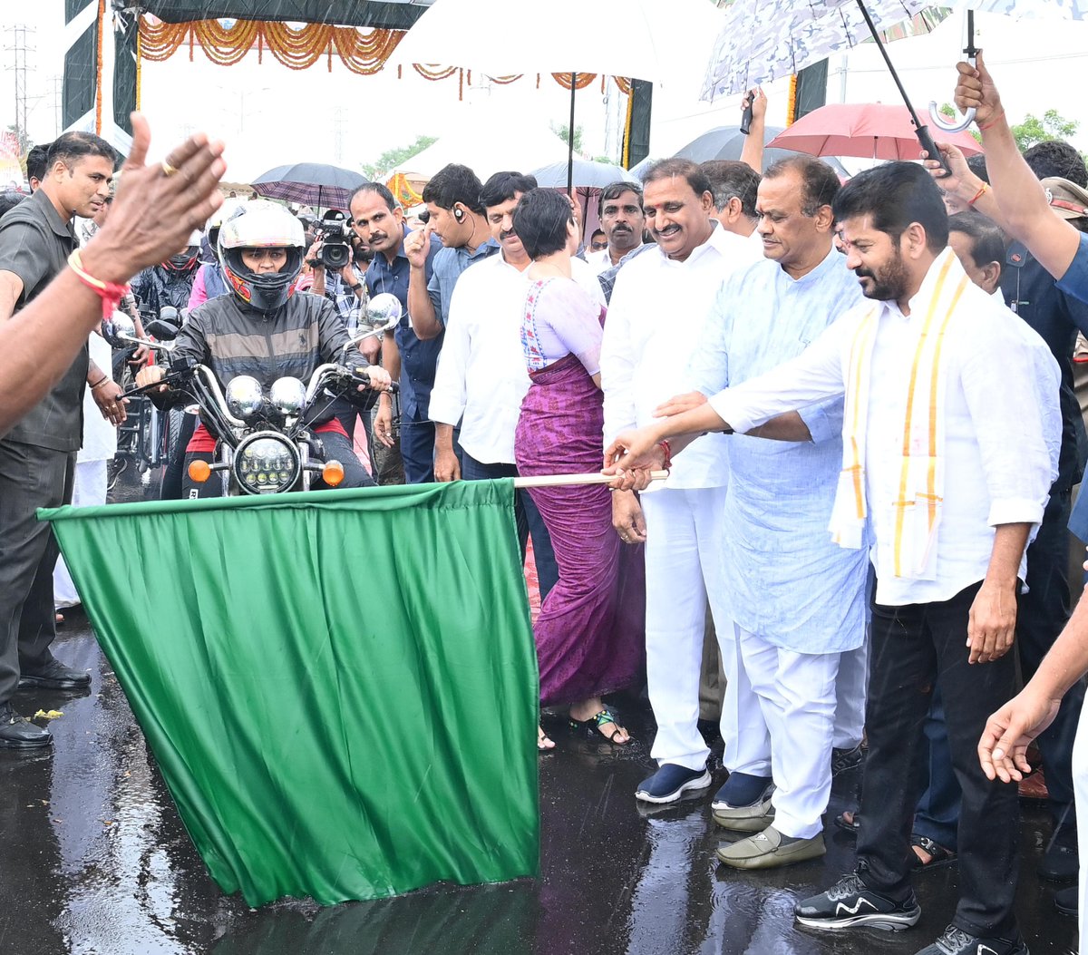 TelanganaSamvad's tweet image. CM @revanth_anumula ने हैदराबाद के गोपनपल्ली में नवनिर्मित फ्लाईओवर का उद्घाटन किया। इस मौके पर CM ने कहा कि उनकी सरकार का इरादा #Hyderabad को कॉस्मोपॉलिटन सिटी बनाने का है। खासकर #MusiRiverFrontDevelopment के बाद शहर की सूरत बदलेगी। #HYDRAA की स्थापना का भी सीएम ने जिक्र किया।
