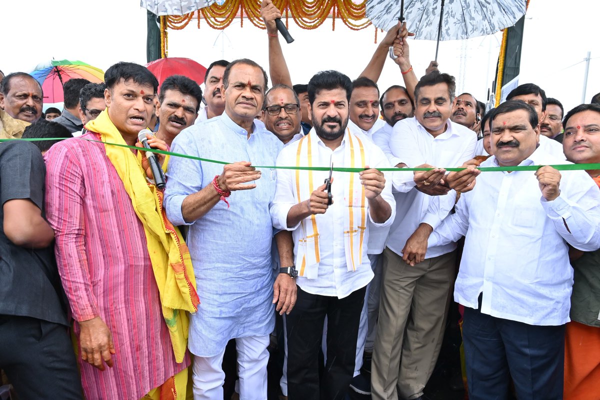 TelanganaSamvad's tweet image. CM @revanth_anumula ने हैदराबाद के गोपनपल्ली में नवनिर्मित फ्लाईओवर का उद्घाटन किया। इस मौके पर CM ने कहा कि उनकी सरकार का इरादा #Hyderabad को कॉस्मोपॉलिटन सिटी बनाने का है। खासकर #MusiRiverFrontDevelopment के बाद शहर की सूरत बदलेगी। #HYDRAA की स्थापना का भी सीएम ने जिक्र किया।