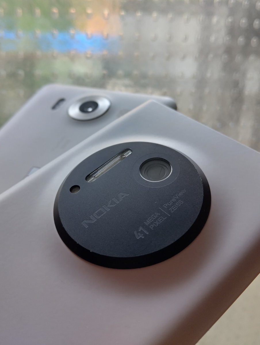 kartikgada_'s tweet photo. Finally!!
I have it. In White. 😍
Behind it is the #MicrosoftLumia950
#NokiaLumia1020 #FabulaDesign #PureView #OG #CameraPhone #41MP #Monstrosity #Nokia #LoveNokia https://t.co/XjBjGQyzQm