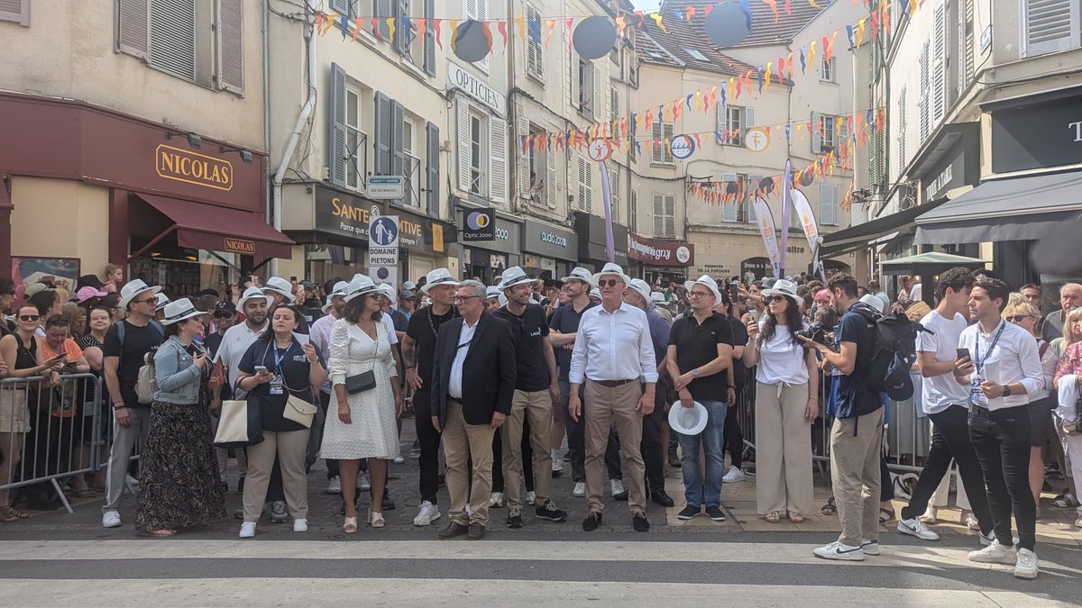 VilledeLagny's tweet photo. 🔥 FLAMME OLYMPIQUE 🔥 

Quel moment historique 🤩

La flamme a traversé la ville de Lagny sous un beau ciel bleu ! Joie et émotion étaient au rendez-vous 🧡

Merci au @Departement77 !

#paris2024 #lagnysurmarne #FlammeOlympique https://t.co/KZgVFKUryn