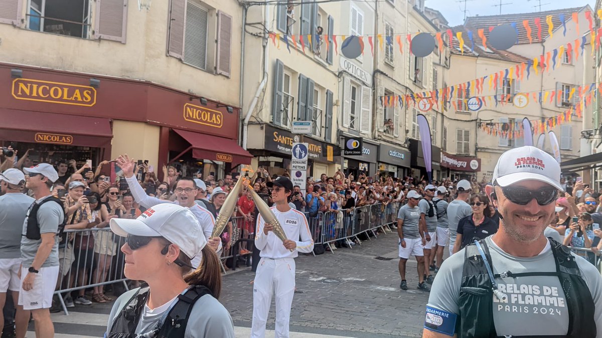 VilledeLagny's tweet photo. 🔥 FLAMME OLYMPIQUE 🔥 

Quel moment historique 🤩

La flamme a traversé la ville de Lagny sous un beau ciel bleu ! Joie et émotion étaient au rendez-vous 🧡

Merci au @Departement77 !

#paris2024 #lagnysurmarne #FlammeOlympique https://t.co/KZgVFKUryn