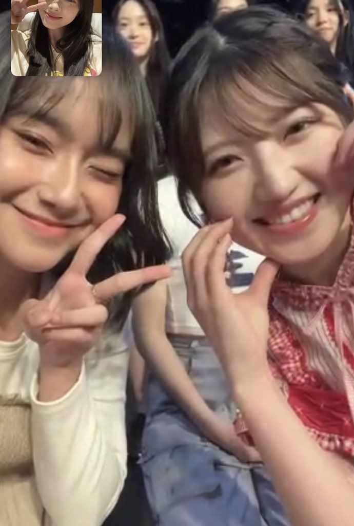 A_FionyJKT48's tweet photo. Pernah ga iri banget sampe mau obrak abrik dunia ini karna kenapa dunia tidak berpihak kepadaku https://t.co/hOkJJSIkpb