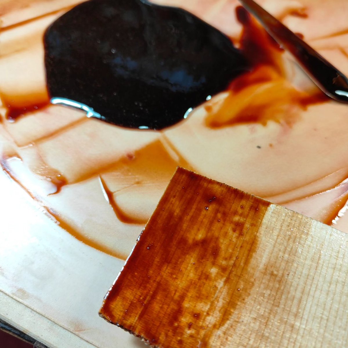 MasahitoShoji's tweet photo. ニスの準備⚒️ 自作のアカネレーキを亜麻仁油に混ぜ発色させ、それをこれまた自作のオイルニスに混ぜ込む🧐
楽しいねぇ~
さすがにここ最近は天気が悪くて楽器に塗るまでは出来ていない…
#オイルニス #oellack #茜 #krapp #ヴァイオリン #ヴァイオリン製作 #ヴァイオリン修理 https://t.co/DLgLwO8ohq