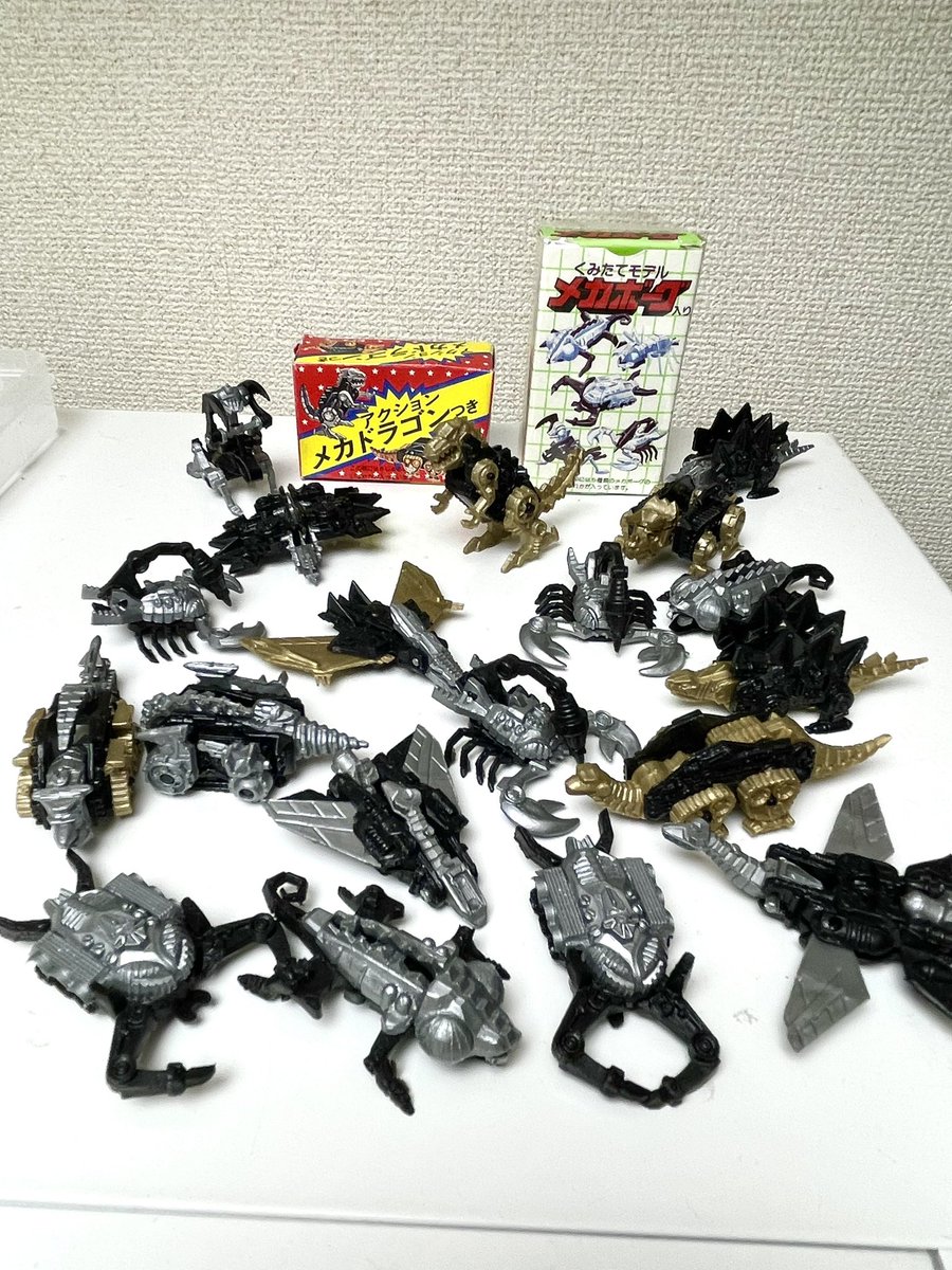明治製菓のメカドラゴンとメカボーグ
当時遊ぶテリトリー内で売っている所が1箇所しかなく、それぞれ1〜2個位しか持ってなかったけど、
今でもヤフオクやメルカリで定期的に見かけるので現存数は思ったよりあるのではないかな。

サイズ感とプラ素材はほぼ同じなので、写真の様に混ぜても違和感なし