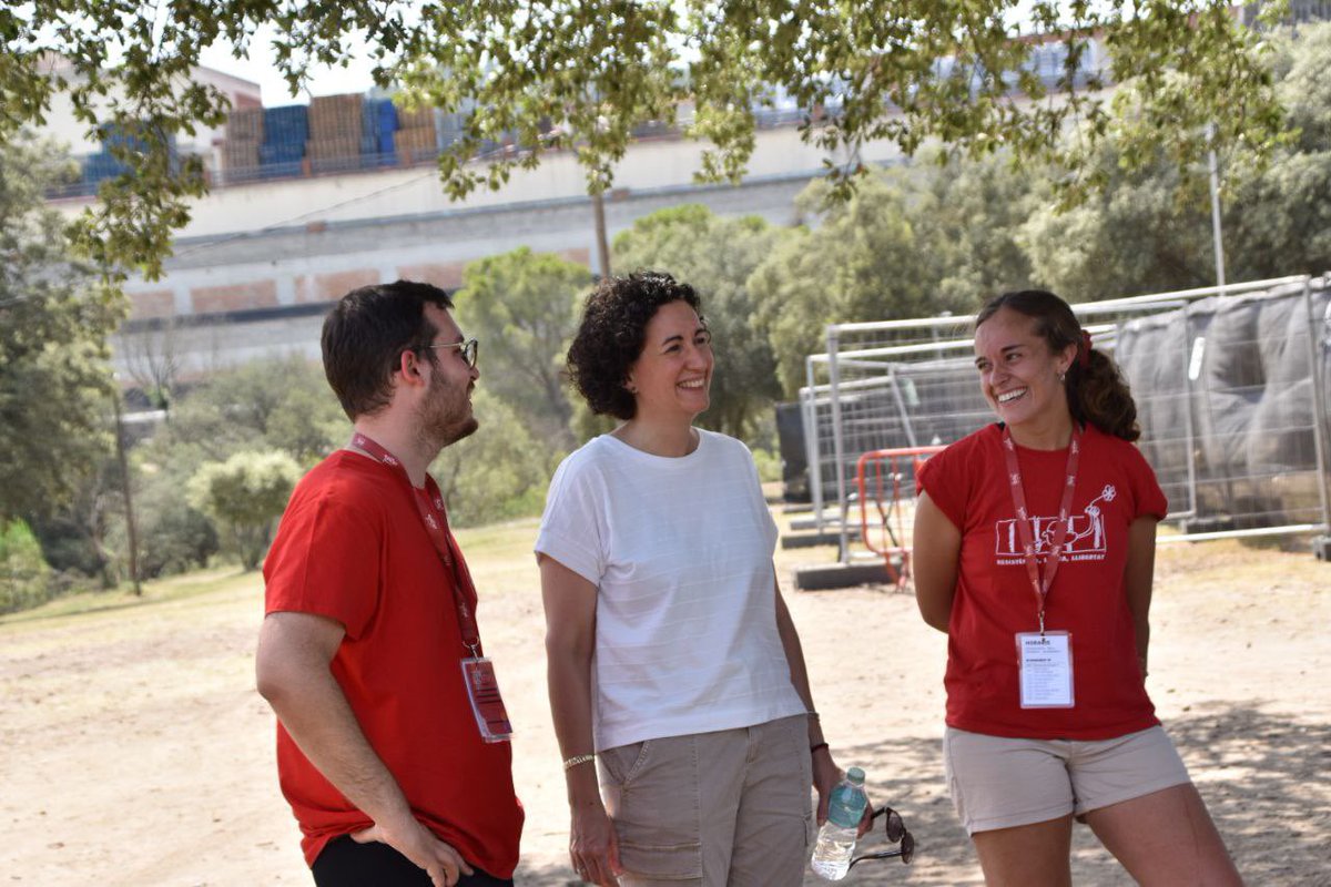 JoventRepublica's tweet photo. Quina alegria poder rebre’t a l’@acampadajove després de sis anys d’injust exili❗️

Bentornada, Marta! La repressió política no ha aconseguit aturar-nos, i mai no ho farà 💪 #GanesdArrelarnos https://t.co/HjjcollDcU