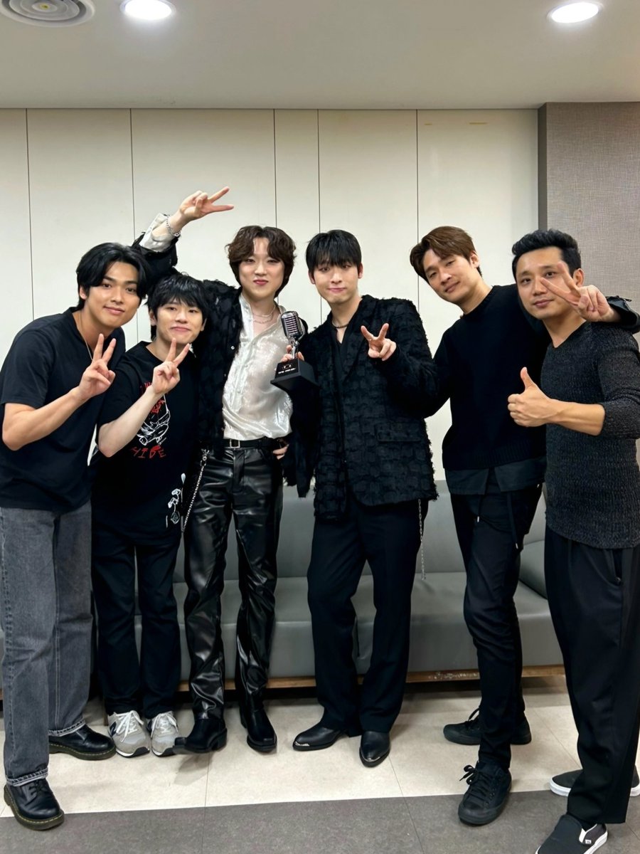PITTA_official's tweet photo. [📢]

<불후의 명곡 - 명사 특집 김문정 편> 완료🤩
완벽한 무대에 우승까지🏆

#PITTA #강형호 #이용우 
#HyungHoKang #YongWooLEE https://t.co/yEJfbM50H1