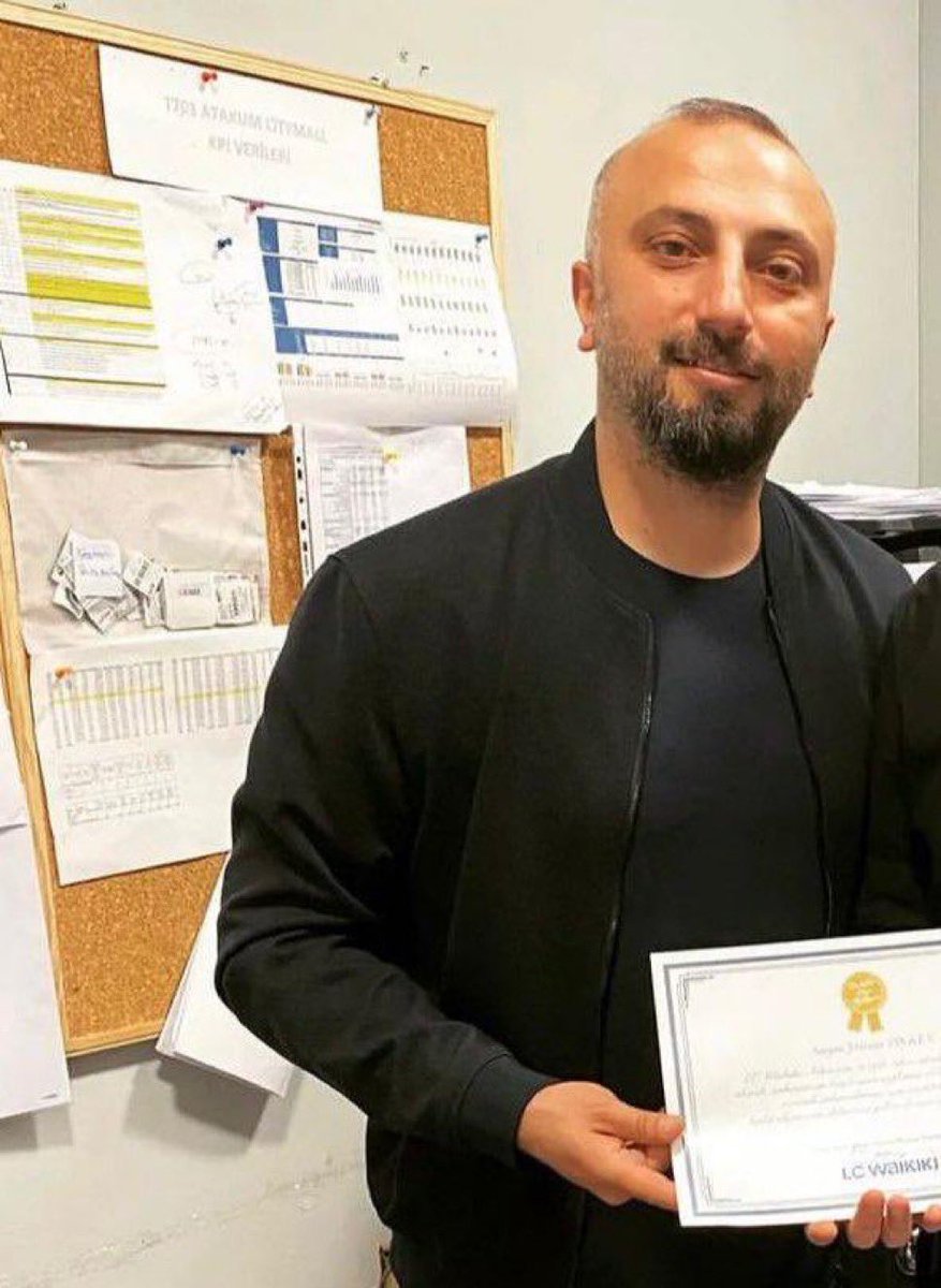 Dünya hassas kalpler için bir cehennem... Herkes fikir beyan etmiş, evet bazı insanlar güçlüdür bazıları güçsüz kaldırabileceğiniz şeyler kimisi için dünyanın sonu ne yaşatıldı bilemeyiz...
Allah rahmet eylesin 😔🙏🏻

#intihar
#MobbingciKatilEmrahCan 
#mobbing 
#LCWaikikiBoykot