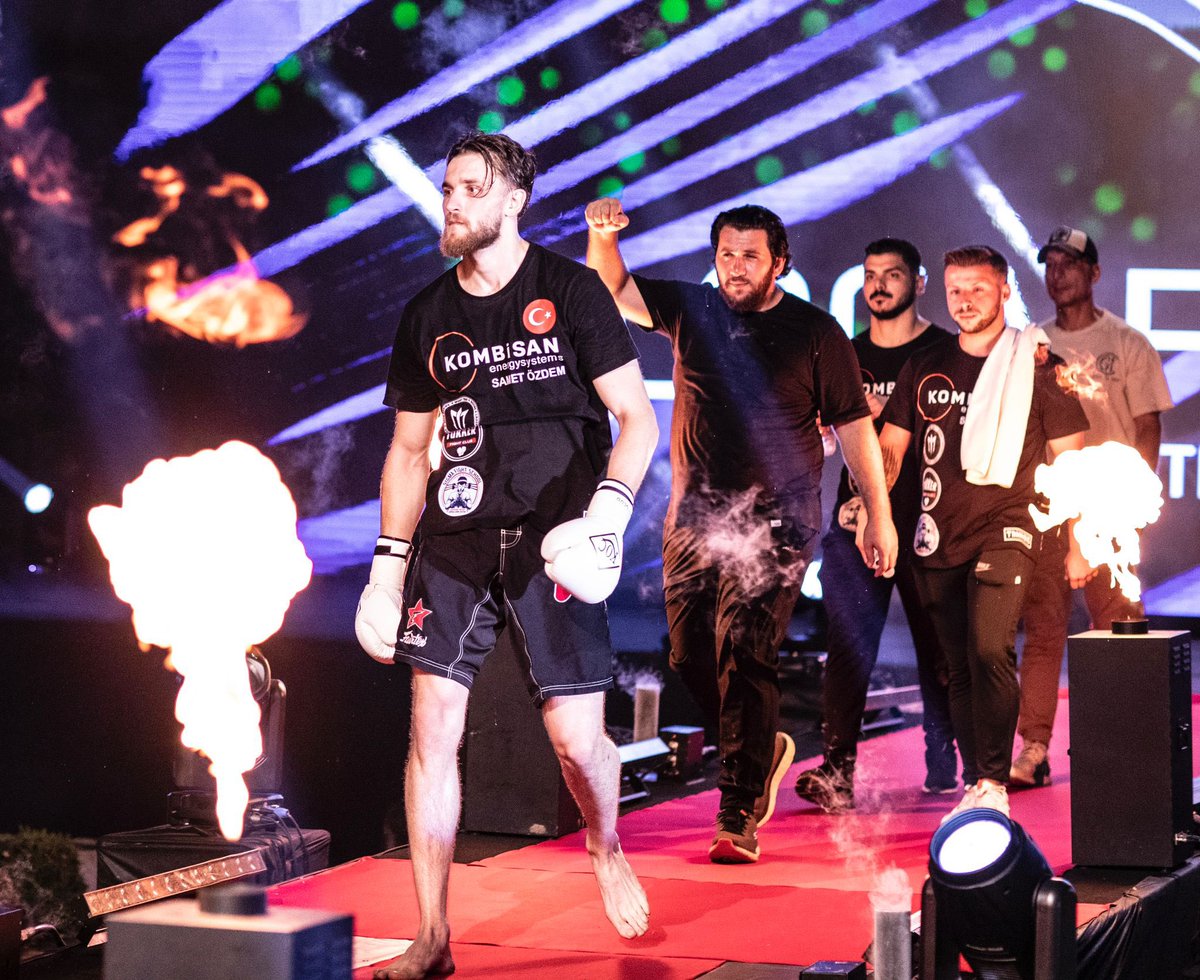 📮 Sigma Fight School Antrenörlerinden Avrupa Ve Dünya Şampiyonu Milli Sporcumuz Enis Yunusoğlu kariyerine galibiyet eklemeye devam ediyor. 🇹🇷

📌Milli sporcumuz, 14 Temmuz 2024 tarihinde Loca Fight Club organizasyonunda Azerbeycanlı rakibini 3-0 mağlup ederek 81 kiloda Altın