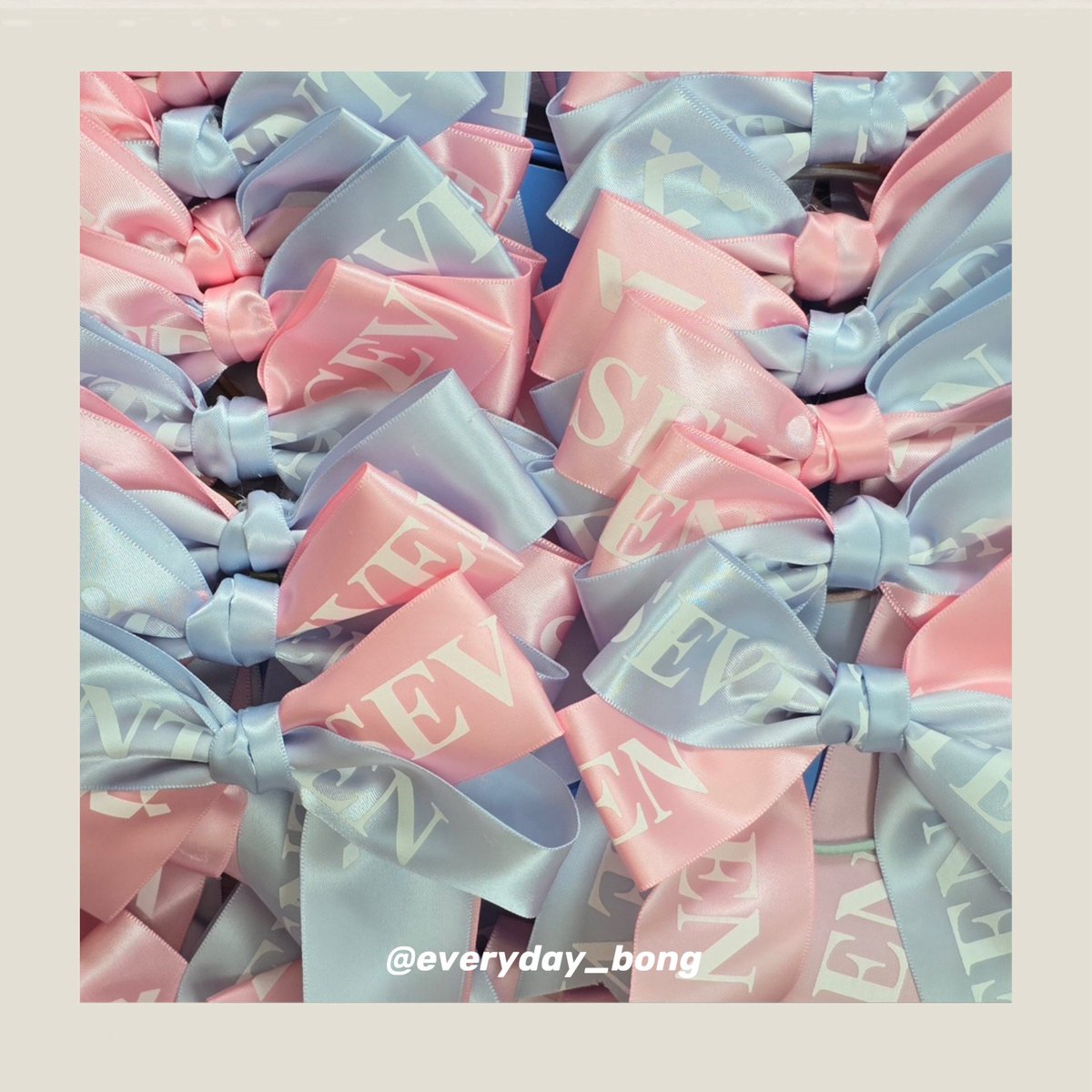 everyday_bong's tweet photo. sᴇᴠᴇɴᴛᴇᴇɴ ɪɴ ᴄᴀʀᴀᴛ ʟᴀɴᴅ
#캐럿랜드 현판 이벤트 💎

🎀 세븐틴 프린팅 핸드메이드 리본 🎀

• 7/23. 24 장외 현판 예정
• 위치 당일 타래 공지

#RT + #Follow 추첨을 통해 3분께 리본 선물 보내드립니다! ❤️ (캐랜후 배송 예정)

많은 관심 부탁드릴게용✨ 

#세븐틴 #나눔 #SEVENTEEN https://t.co/teHdAlZEsg