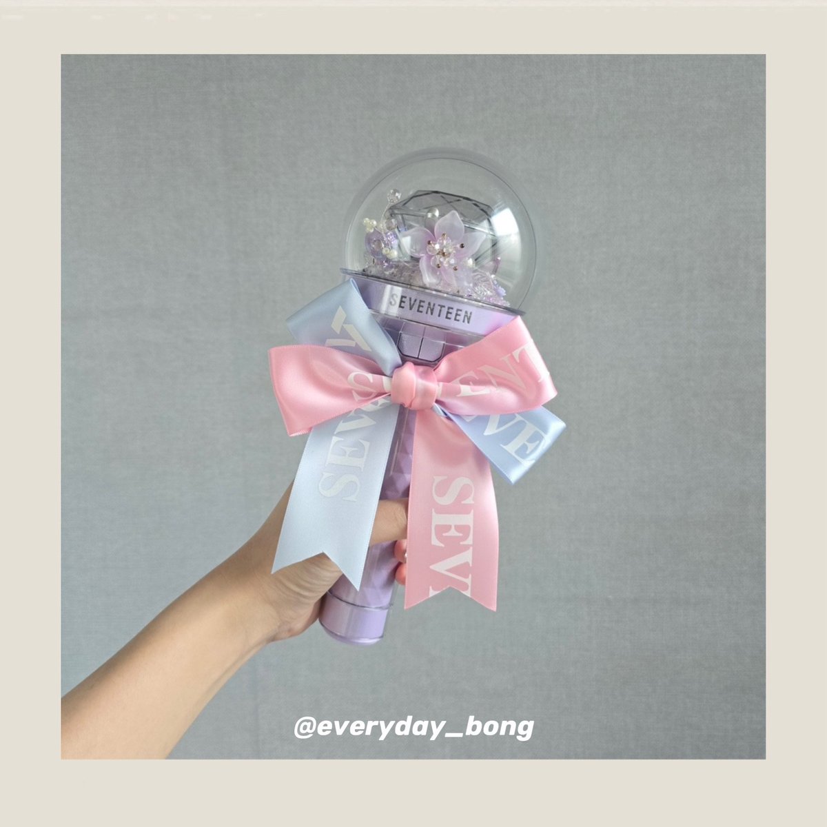 everyday_bong's tweet photo. sᴇᴠᴇɴᴛᴇᴇɴ ɪɴ ᴄᴀʀᴀᴛ ʟᴀɴᴅ
#캐럿랜드 현판 이벤트 💎

🎀 세븐틴 프린팅 핸드메이드 리본 🎀

• 7/23. 24 장외 현판 예정
• 위치 당일 타래 공지

#RT + #Follow 추첨을 통해 3분께 리본 선물 보내드립니다! ❤️ (캐랜후 배송 예정)

많은 관심 부탁드릴게용✨ 

#세븐틴 #나눔 #SEVENTEEN https://t.co/teHdAlZEsg