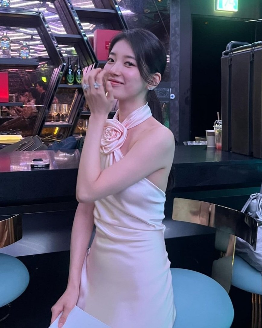 onlineidol's tweet photo. #ซูจี ได้ขึ้นเวทีในฐานะผู้มอบรางวัลของงาน ‘Blue Dragon Series Awards ครั้งที่ 3’ โดยเธอสวมชุดเดรสผ้าไหมสีขาว ที่มีดอกไม้อยู่บนชุด ทำให้เธอดูสง่างามและดึงดูดทุกสายตา  นอกจากนี้ ทรงผมที่ถูกมัดเรียบร้อย ยิ่งทำให้ซูจีดูบริสุทธิ์และหรูหรายิ่งขึ้น

อ่านเพิ่ม > https://t.co/JKXmxVl43v https://t.co/vopND6AMi9