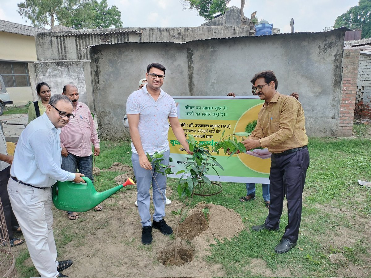 Khadi_UP's tweet photo. आज दिo 20.07.2024 को वृक्षारोपण जन अभियान 2024 "एक पेड़ मां के नाम" के अंतर्गत मुख्य कार्यपालक अधिकारी महोदय @ujjwalkumarIAS द्वारा बोर्ड के मंडलीय ग्रामोद्योग प्रशिक्षण केंद्र डालीगंज लखनऊ में वृक्षारोपण किया गया,इस अवसर पर विभागीय  अधिकारी एवं कर्मचारी उपस्थित रहे। https://t.co/ujUbyWBCOC