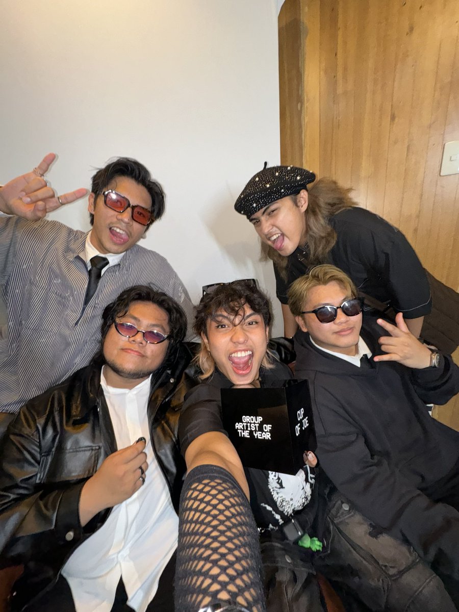 cupofjoemusic's tweet photo. group artist of the yearrrr! 🥹🤍 https://t.co/kyjFnb9E8f
