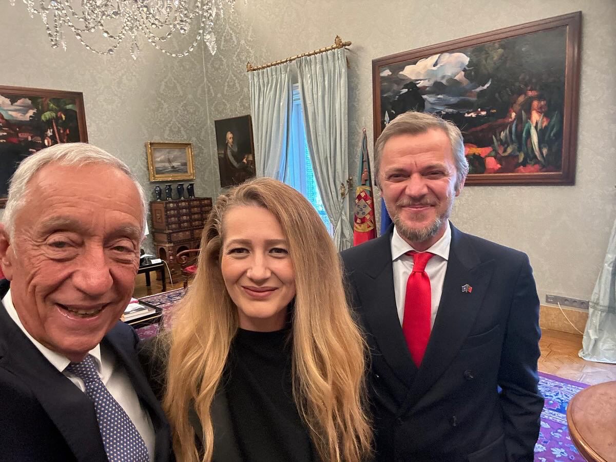 YlberKryeziu's tweet photo. Honored to present my painting of Prizren under a winter moon to President Marcelo Rebelo de Sousa, a token of gratitude as Kosovo's first resident Ambassador to Portugal. https://t.co/6pu1w0LO5h