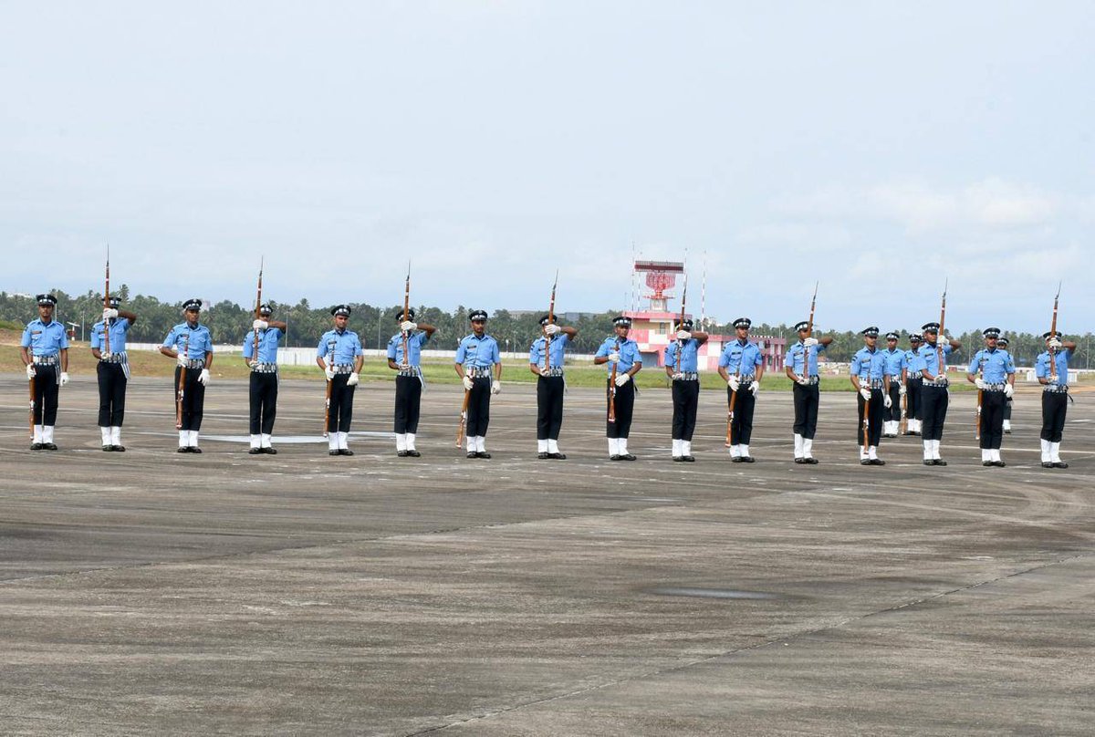 IAF_MCC's tweet photo. #IAF Southern Air Command, celebrated its 40th anniversary with a spectacular display at AF Station Thiruvananthapuram, featuring impressive performances by aircraft and Air warriors of @IAF_MCC.
Special Force Garud Commandos showcased their daring skills, followed by precision rifle drill movements by the renowned Air Warrior Drill Team. The grand finale was a breathtaking performance by @sarang_iaf display team in Dhruv (ALH) helicopters, captivating the audience with stunning aerial manoeuvres.