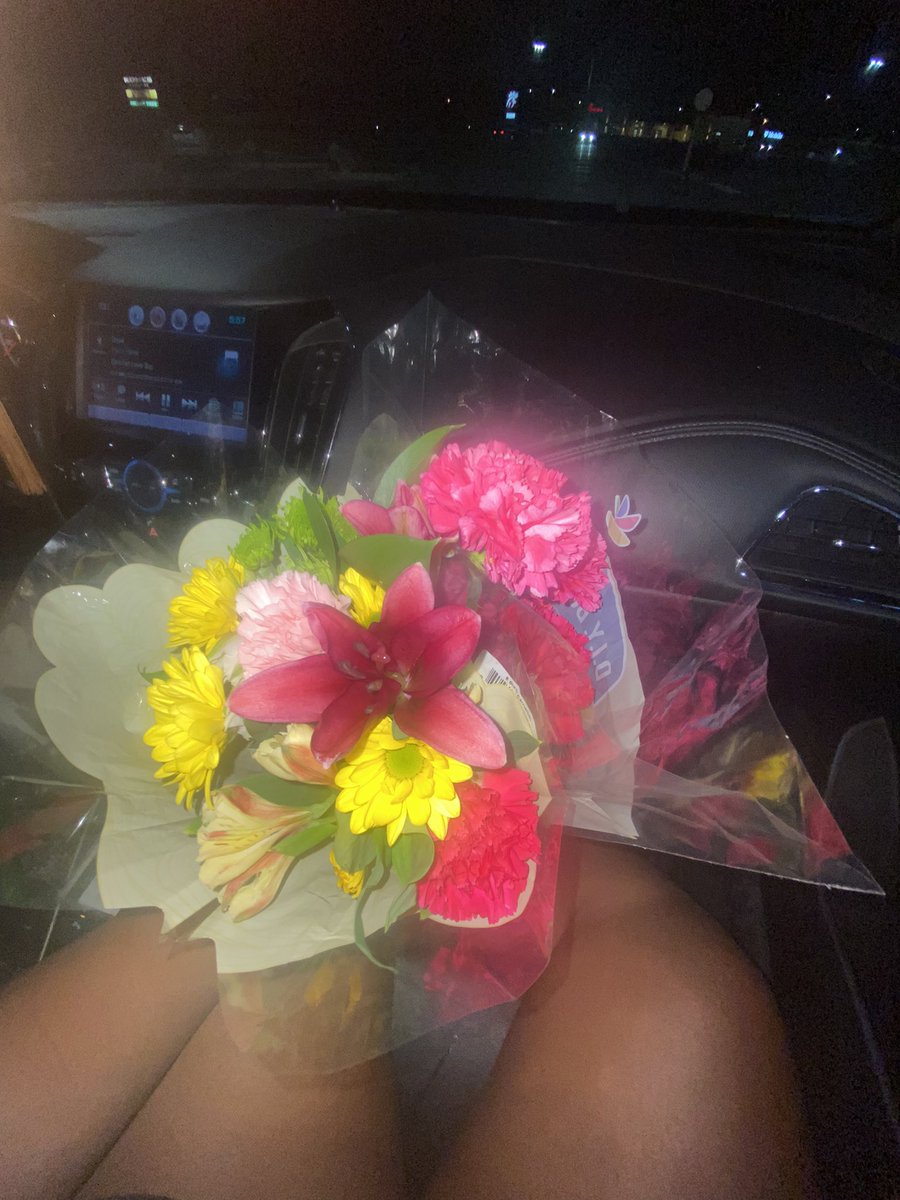 Shay8631's tweet photo. Flower dump from my love 💗 https://t.co/AzLIE6NF6m