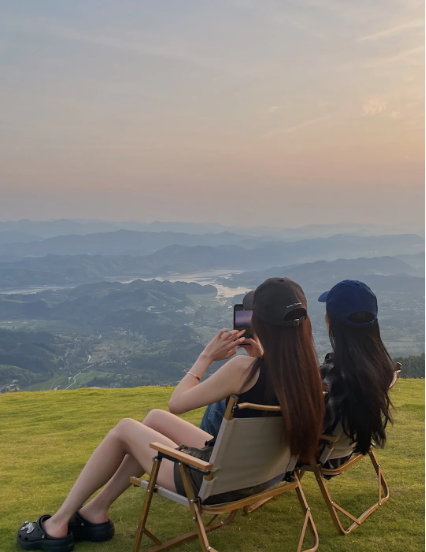 Chilling with friends, enjoying some well-deserved relaxation! 😌👌 #GoodVibes #FriendshipGoals